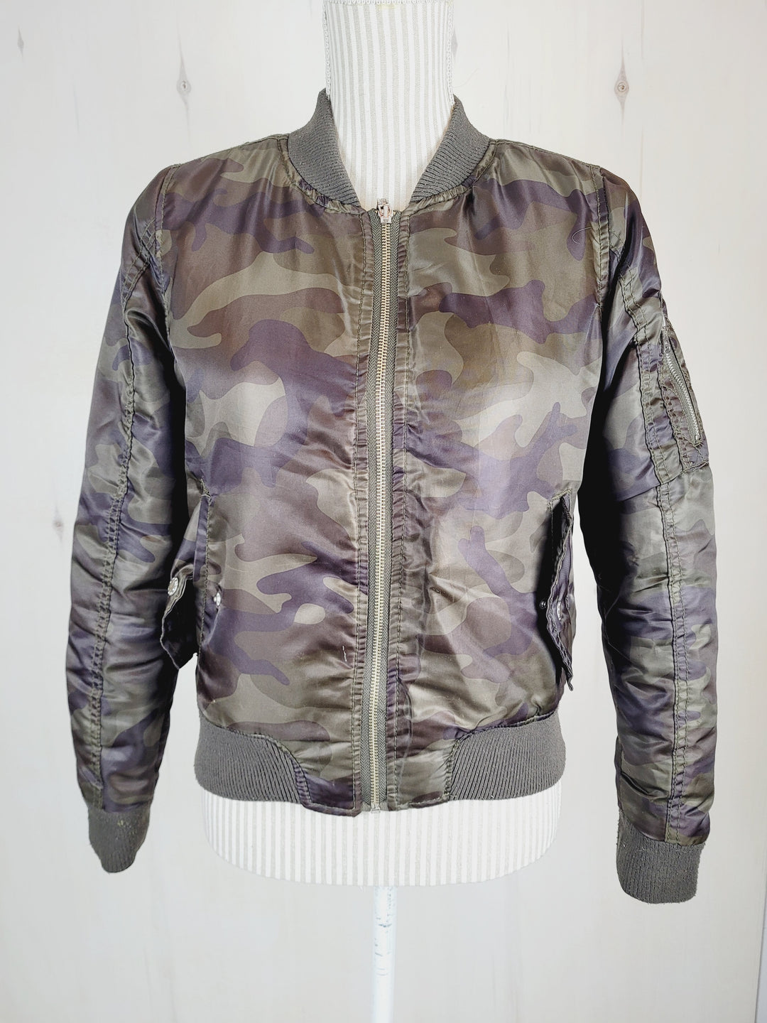 WT02 CAMO BOMBER JACKET ADULT SMALL PRE-LOVED