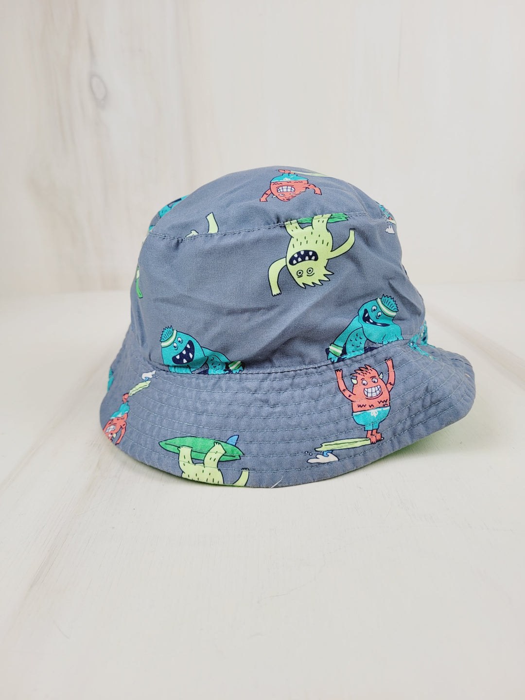 REVERSIBLE SUNHAT MONSTERS & GREEN APPROX 2-3Y PRE-LOVED