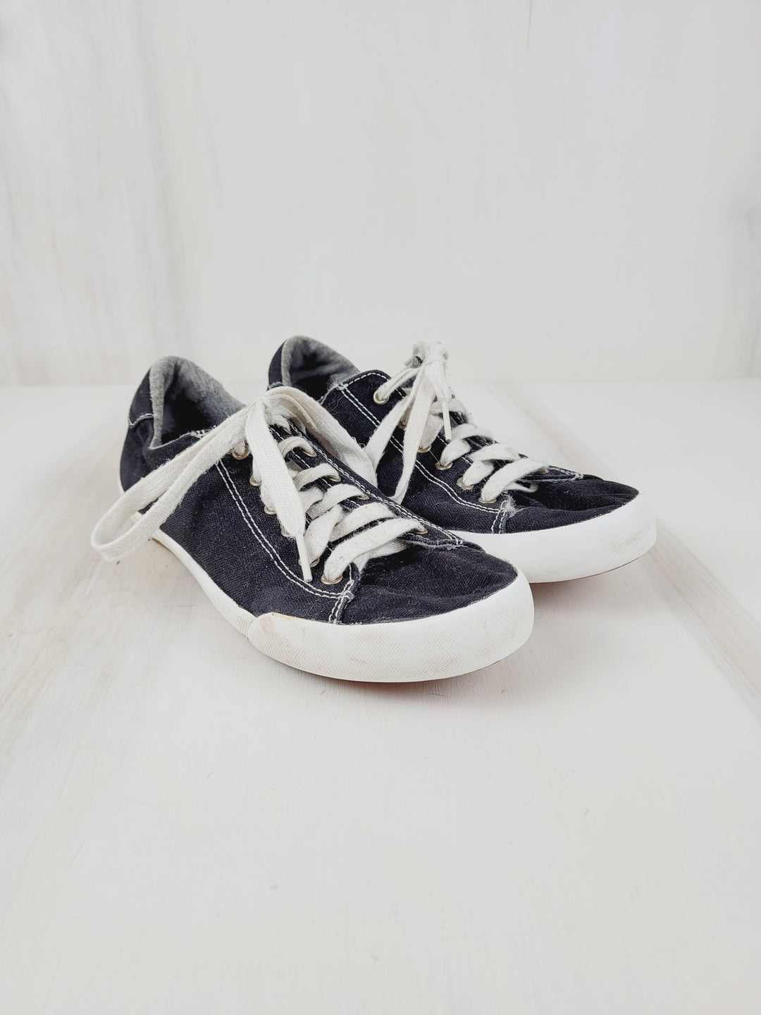 KEDS BLACK SNEAKERS SIZE 6 PRE-LOVED