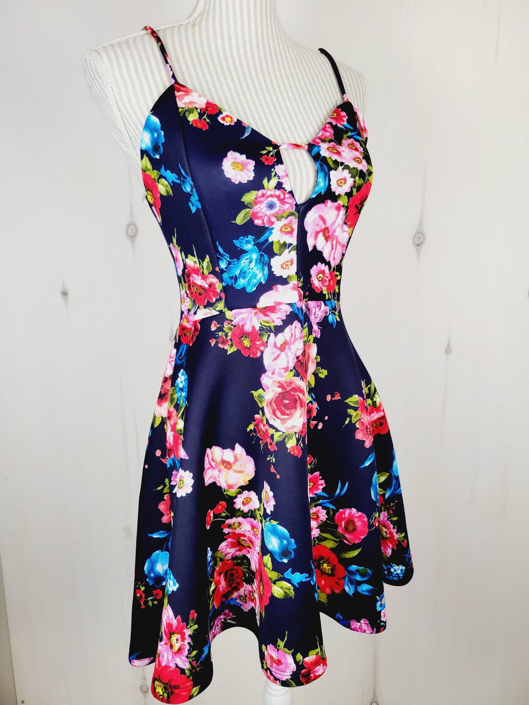 LADIES RACK FLORAL DRESS LADIES MEDIUM PRE-LOVED