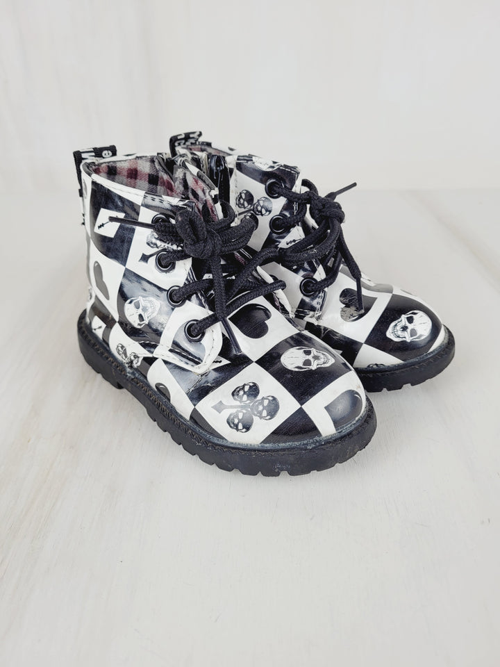 COMFYKIDS BLACK AND WHITE BOOTS SIZE 7 KIDS PRE-LOVED