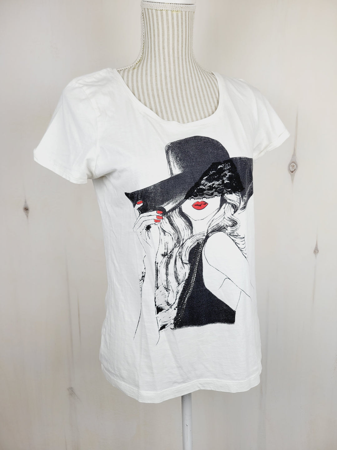 ITEMS WHITE GRAPHIC T SHIRT LADIES LARGE PRE-LOVED