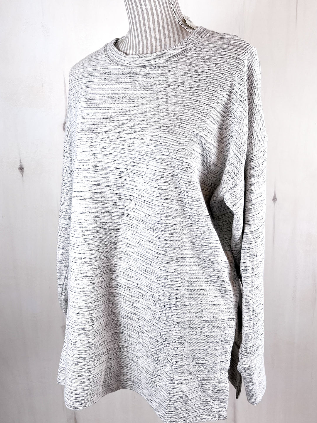 AMERICAN EAGLE LIGHT GREY SWEATER SIZE L PRE-LOVED (WITH TAGS)