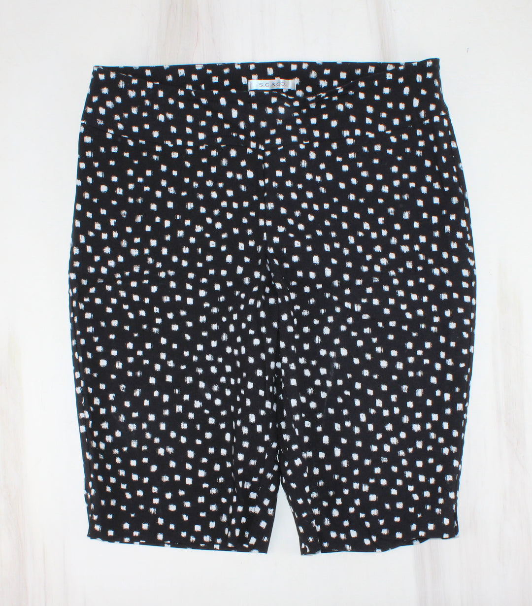 SC & CO. STRETCH BLACK & WHITE SHORTS LADIES SIZE 14 PRE-LOVED