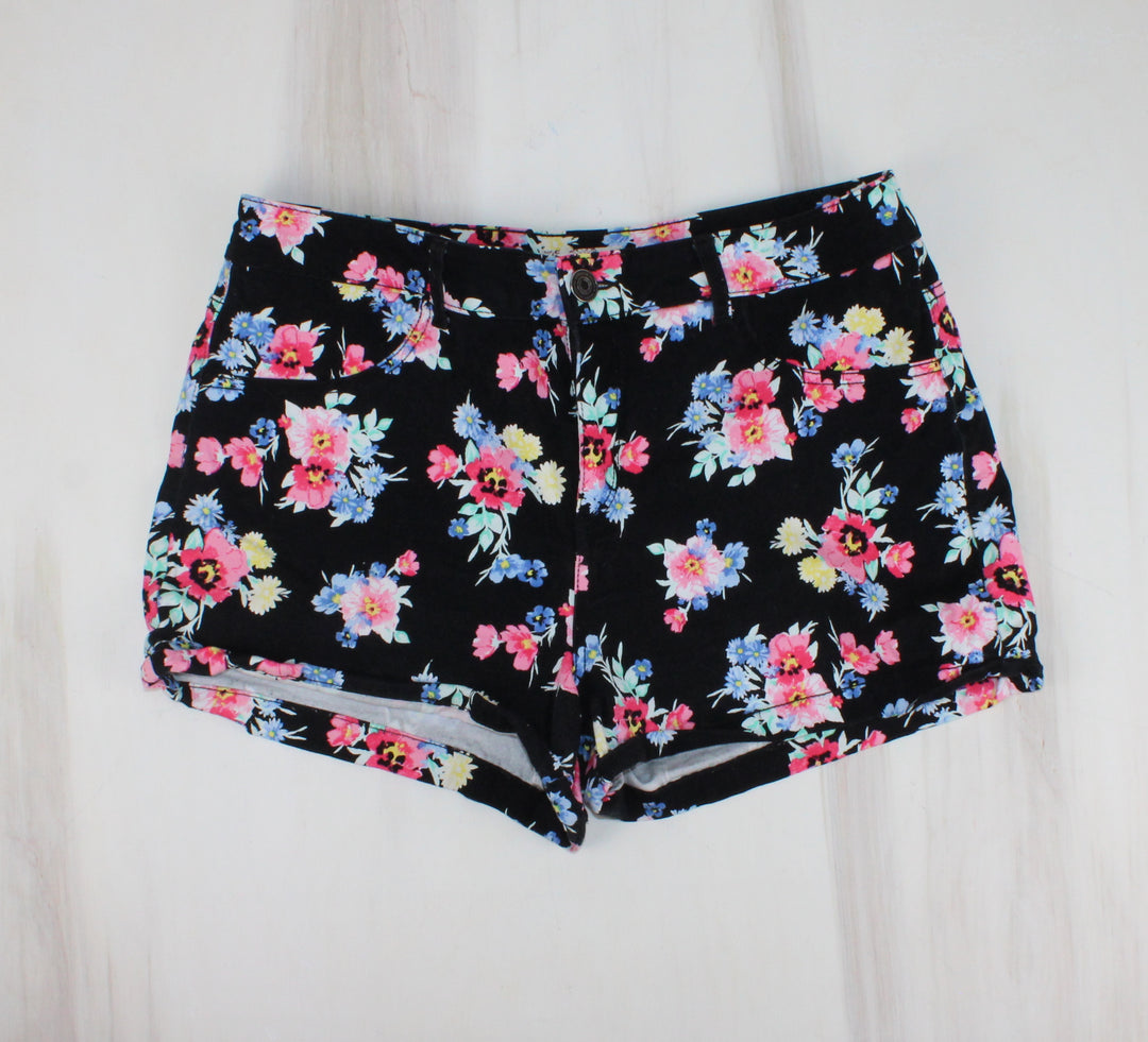 SO BLACK FLORAL SHORTS LADIES SIZE 15 PRE-LOVED